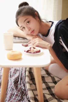 她胸前的一对兔子弹跳出来